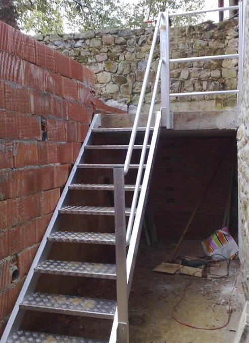 Escalera de acceso a planta