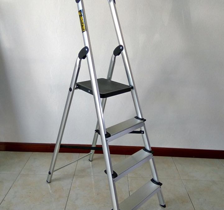 Escalera doméstica con bandeja portaherramientas