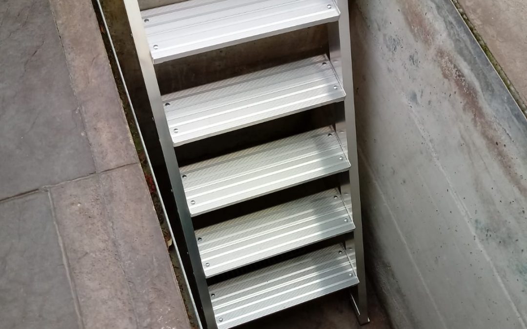 Escalera de acceso a sótano
