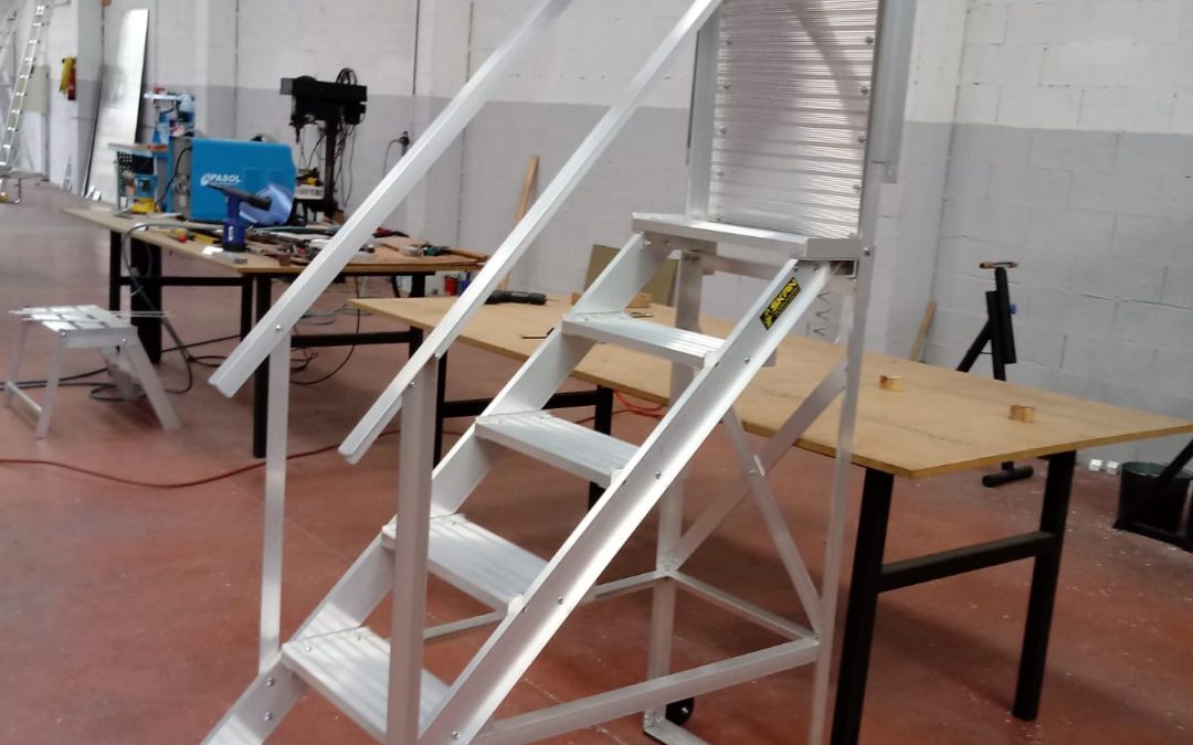 Carro móvil con perfiles abiertos y plataforma plegable
