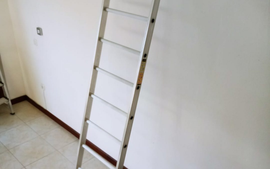 Escalera sencilla de paso redondo con ganchos de sujeción