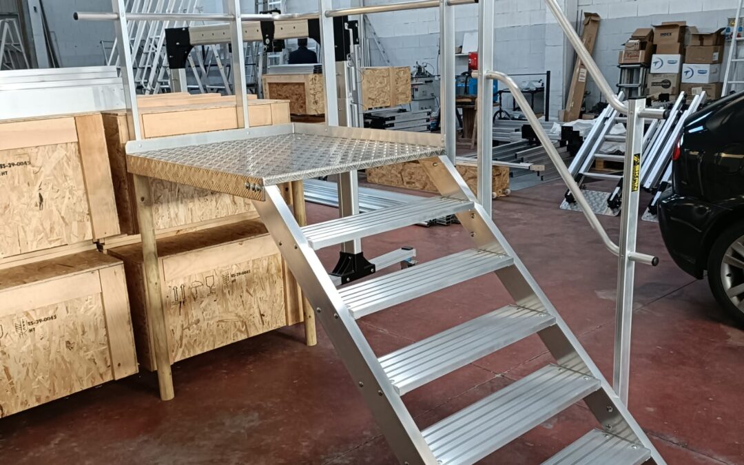 Escalera industrial con plataforma