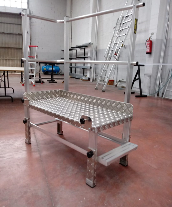 Plataforma industrial regulable con protección