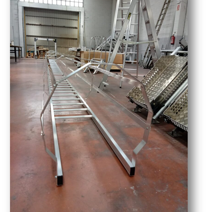 Escalera vertical de seguridad con arcos de protección