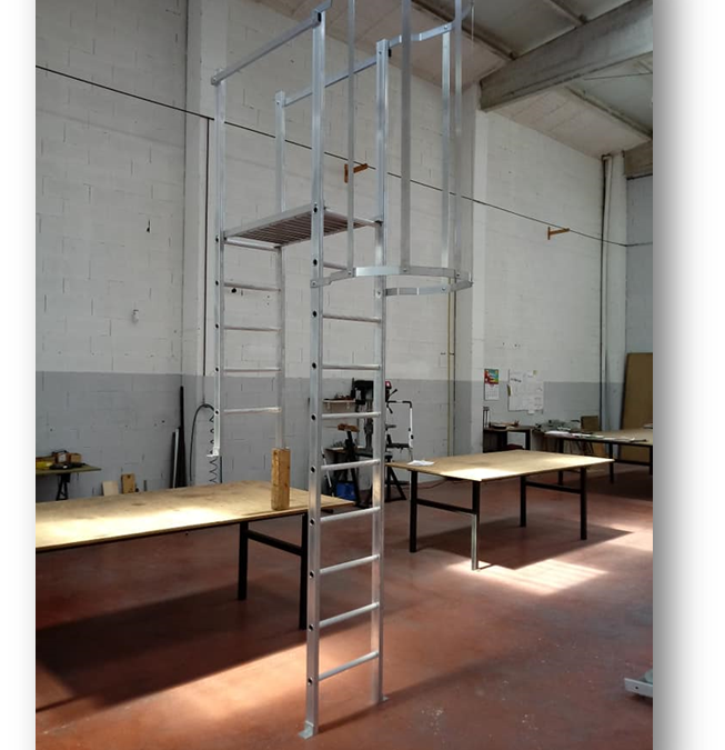 Escalera de seguridad con pasarela