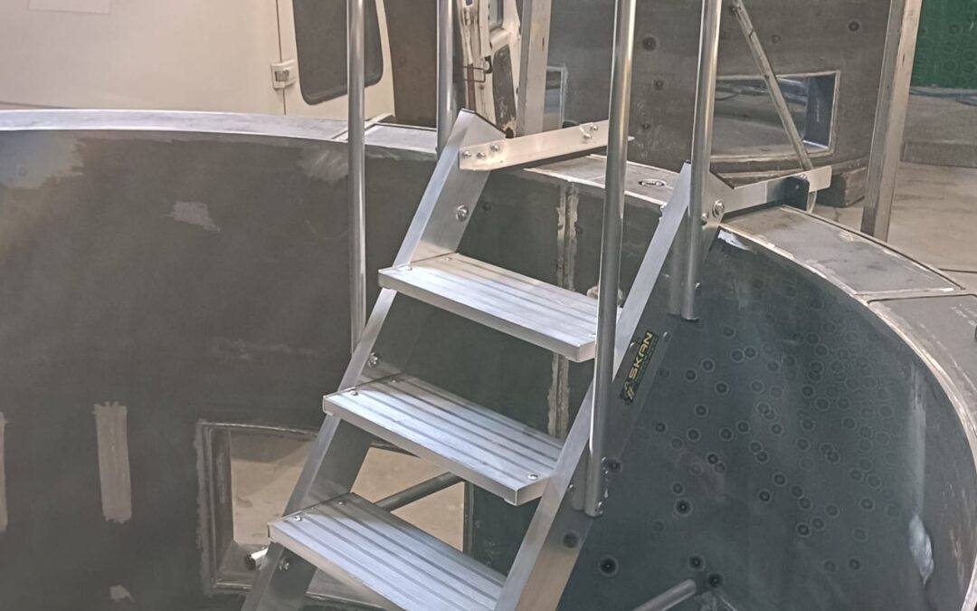 Escalera de acceso a depósitos industriales